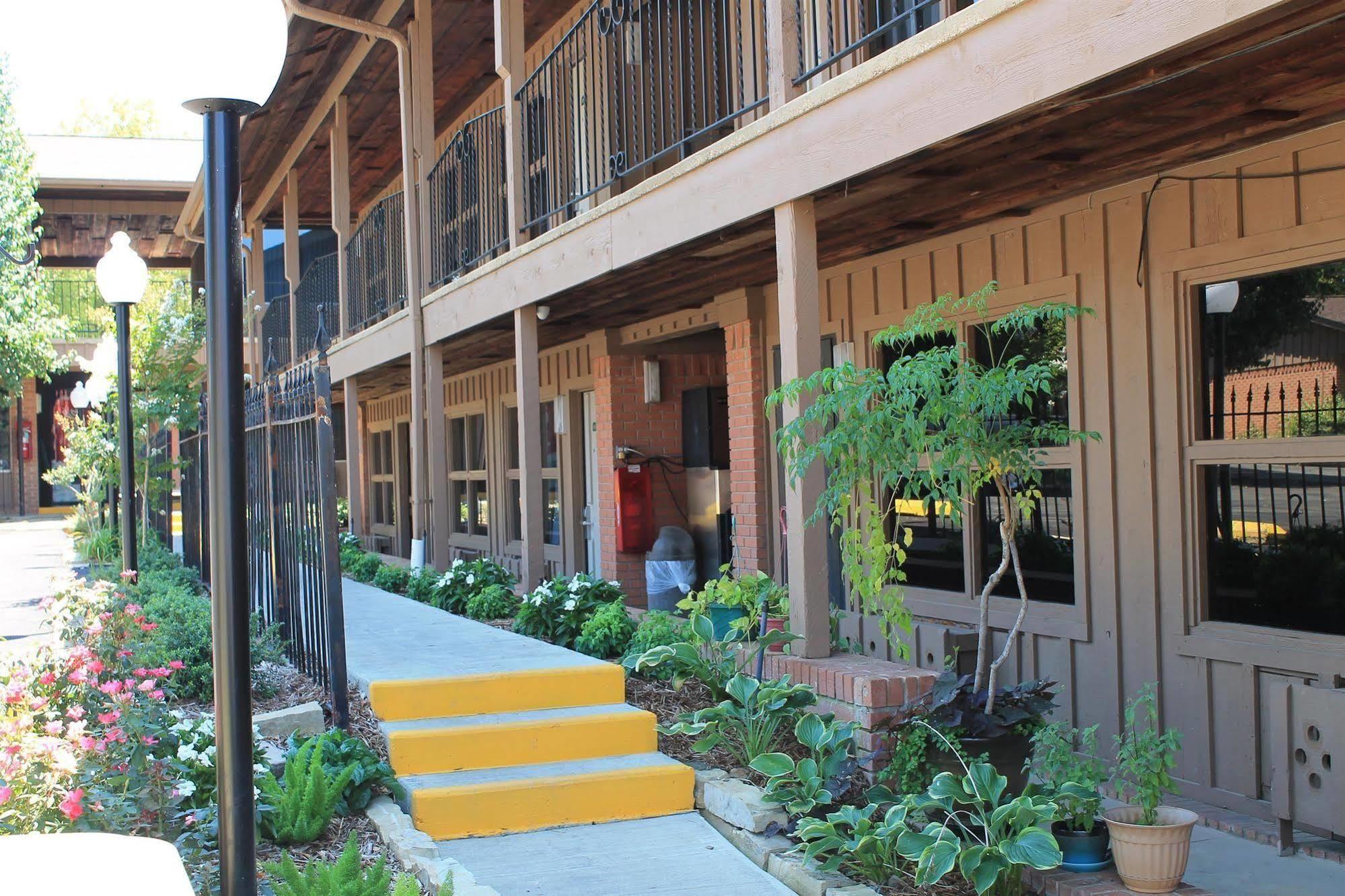 Charles Wesley Motor Lodge Downtown Broken Bow- Hochatown Buitenkant foto